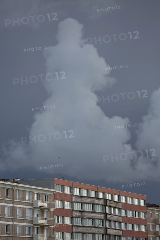 Dieppe, nuage montant au dessus des immeubles du front de mer