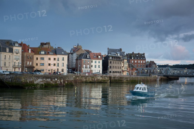 Dieppe, port à  la tombée de la nuit
