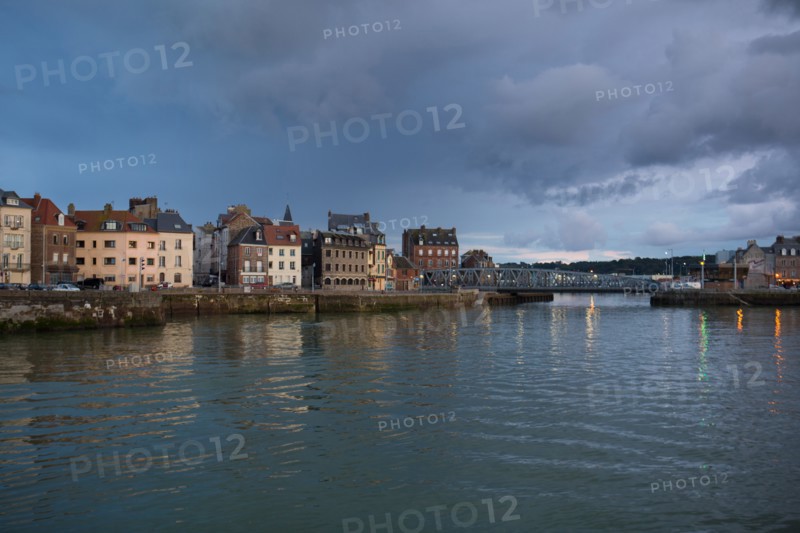 Dieppe, port à  la tombée de la nuit