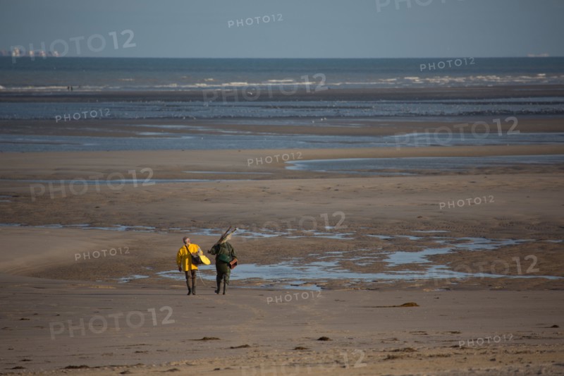 Le Touquet Paris Plage, pêcheurs à pied en ciré jaune