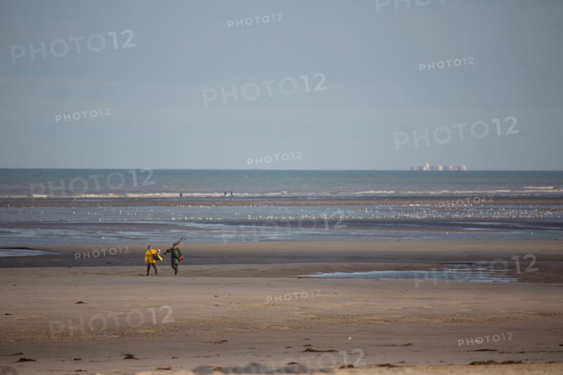 Le Touquet Paris Plage, pêcheurs à pied en ciré jaune
