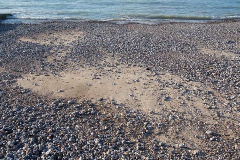 Mers les Bains, détail du sable sous les galets