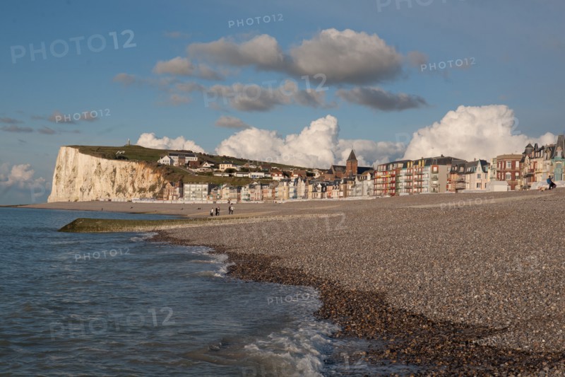 Mers les Bains, plage et falaise au fond