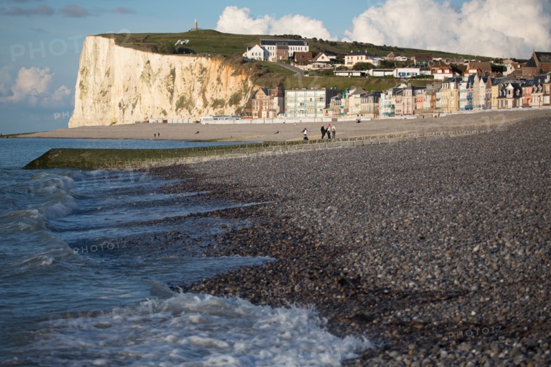 Mers les Bains, plage et falaise au fond