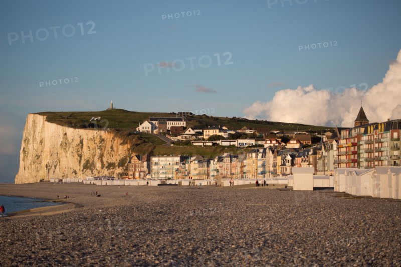 Mers les Bains, plage et falaise au fond