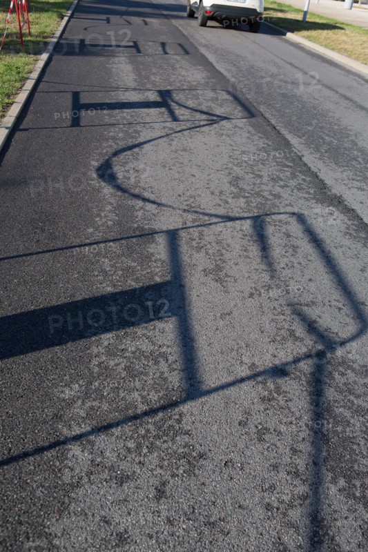 Lorient, rue et ombre de barrières,