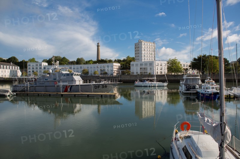 Lorient, port, bateau gris des douanes et voilier quittant le port