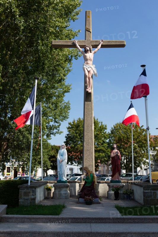 Etaples-sur-Mer, war memorial