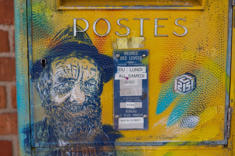 Etaples-sur-Mer, painted mailbox