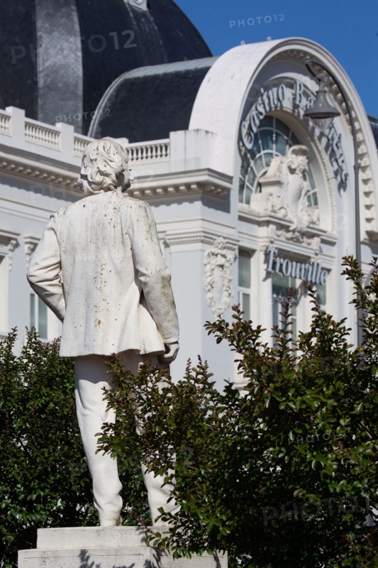 Trouville-sur-Mer (Calvados),  Casino Barrière and statue of Gustave Flaubert