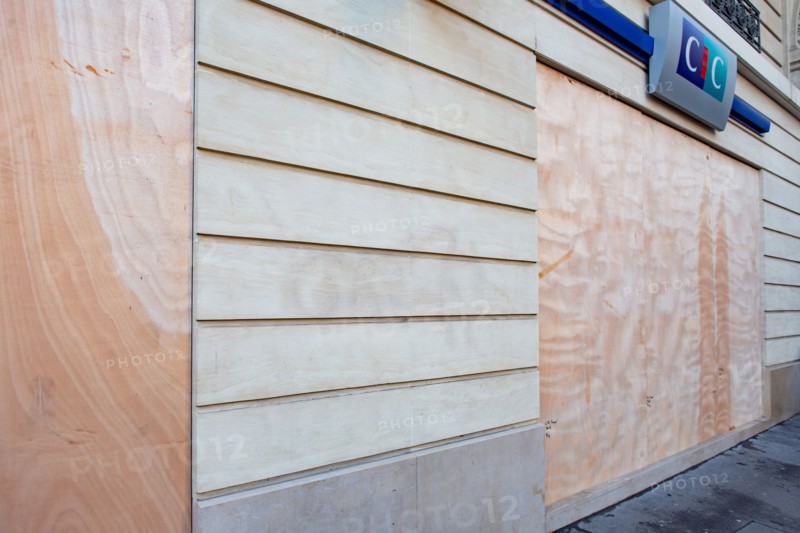 Paris, vitrine d'une banque protégée par des panneaux de bois
