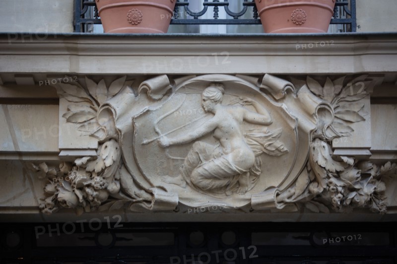 Paris, 15 rue Duguay Trouin, sculpted overdoor