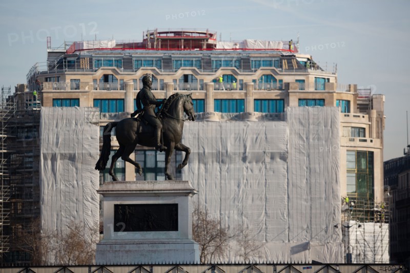 Paris, statue of Henry IV of France La Samaritaine under construction, ongoing work