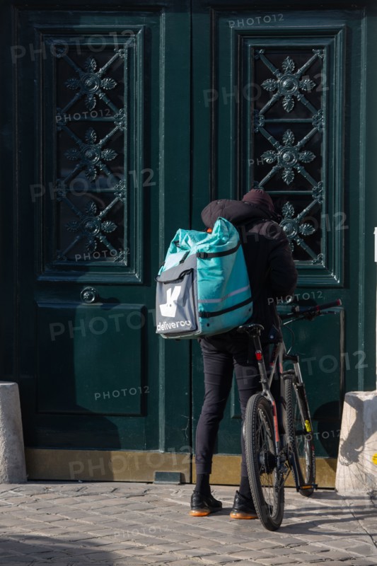 Paris, delivery man of the Deliveroo company
