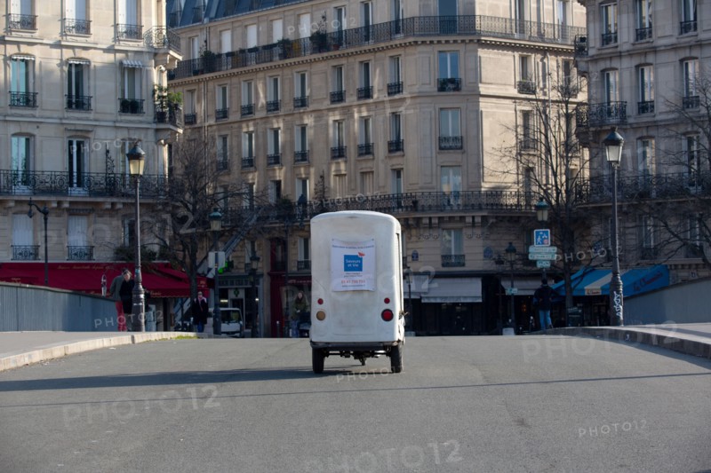 Paris, delivery man on the Pont Saint-Louis