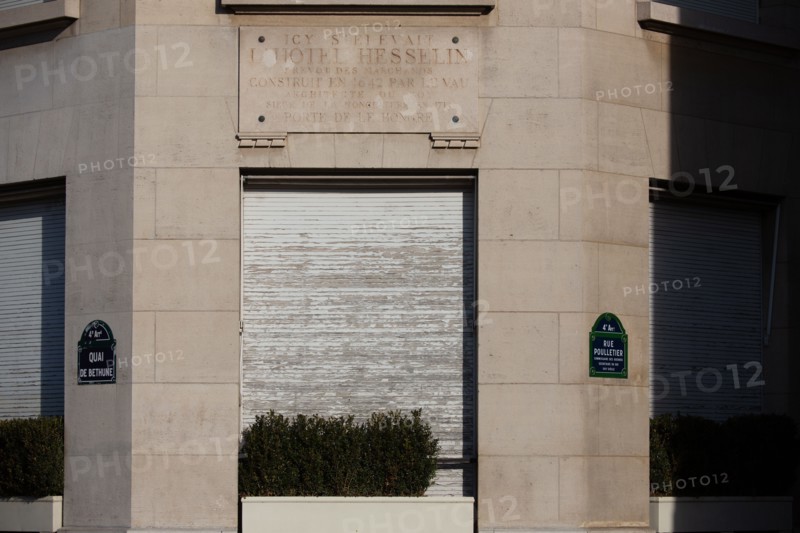 Paris, historical marker plaque showing the location of the former Hotel d'Hesselin