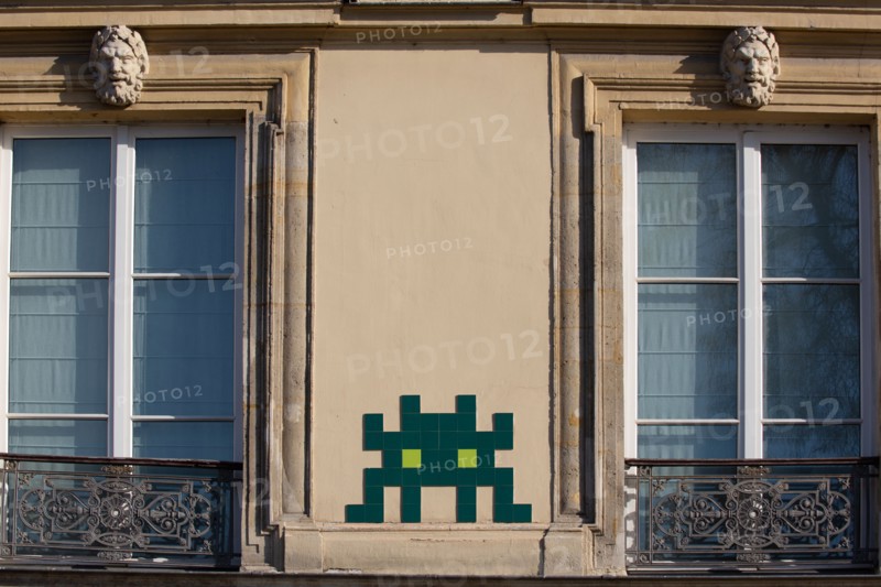 Paris, Space Invader sur un immeuble du Quai de Béthune