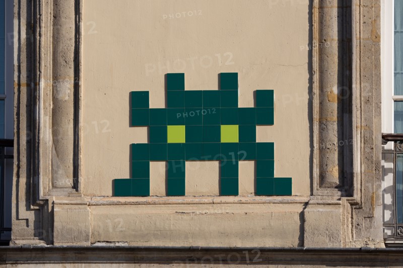 Paris, Space Invader on a building Quai de Bethune