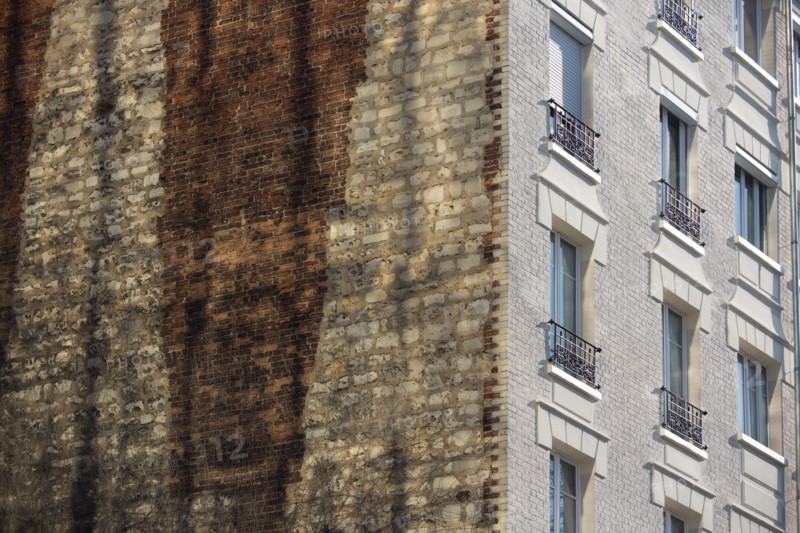 Paris, façade et pignon d'un immeuble du Quai de Bercy