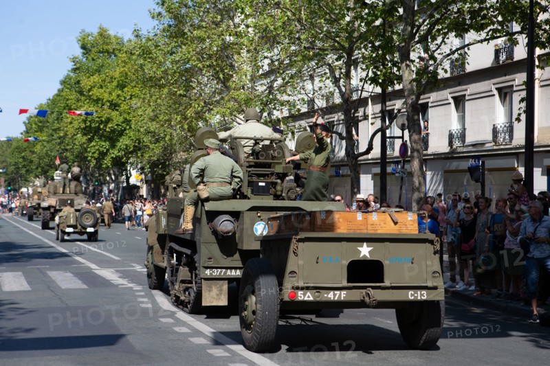 Défilé de commémoration du 75e anniversaire de la Libération de Paris, avenue du Général Leclerc