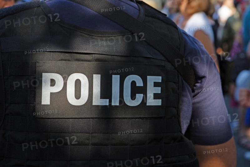 Logo police dans le dos d'un policier en tenue