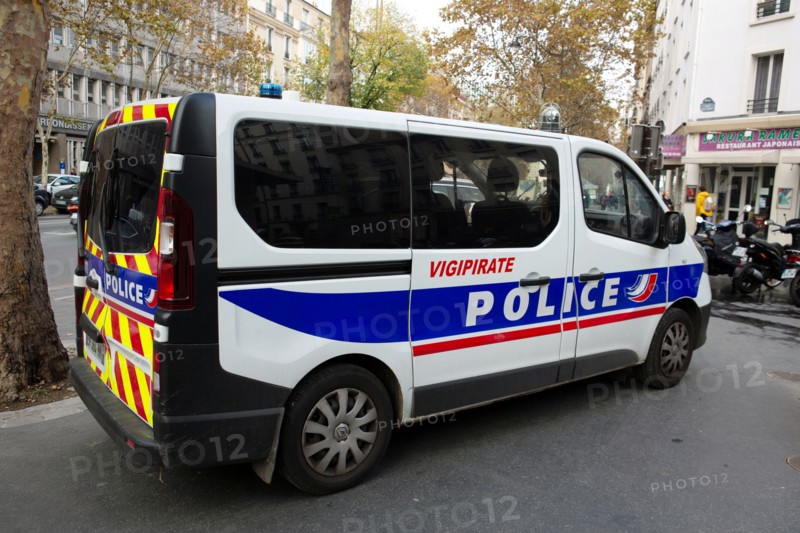 Paris, car de Police