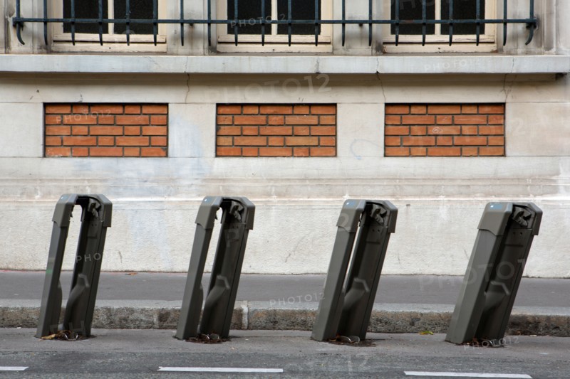 Paris, bornes pour attacher les Vélib'