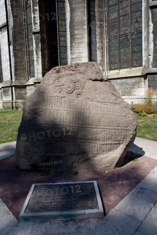 Rouen (Seine Maritime), plaque du monument hommage au millénaire de la conquête normande en 911
