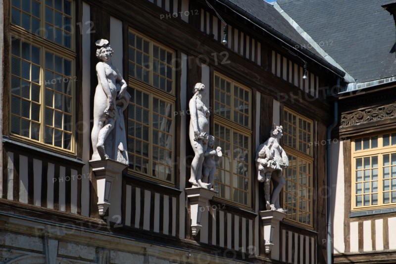 Rouen (Seine Maritime), cariatides de la façade de l'hôtel d'Etancourt,
