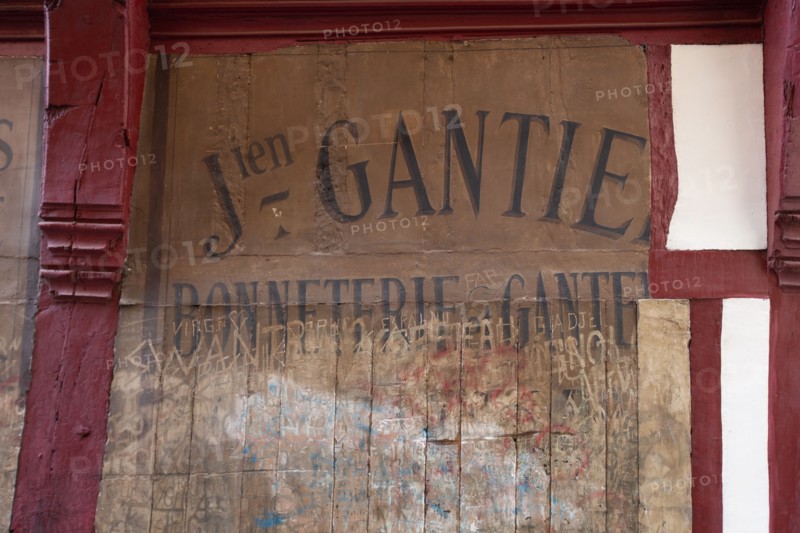 Rouen (Seine Maritime), vintage inscriptions with graffitis