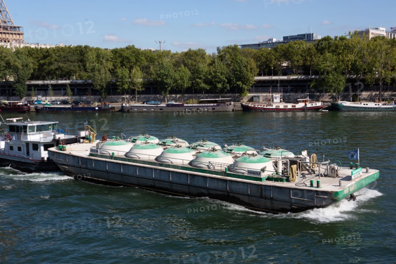 Paris, barge near the Pont de Bir Hakeim