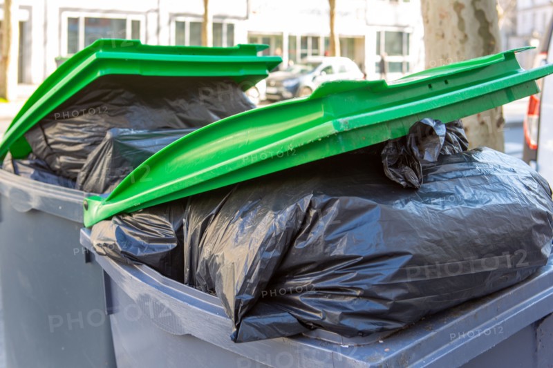 Paris, poubelles qui débordent