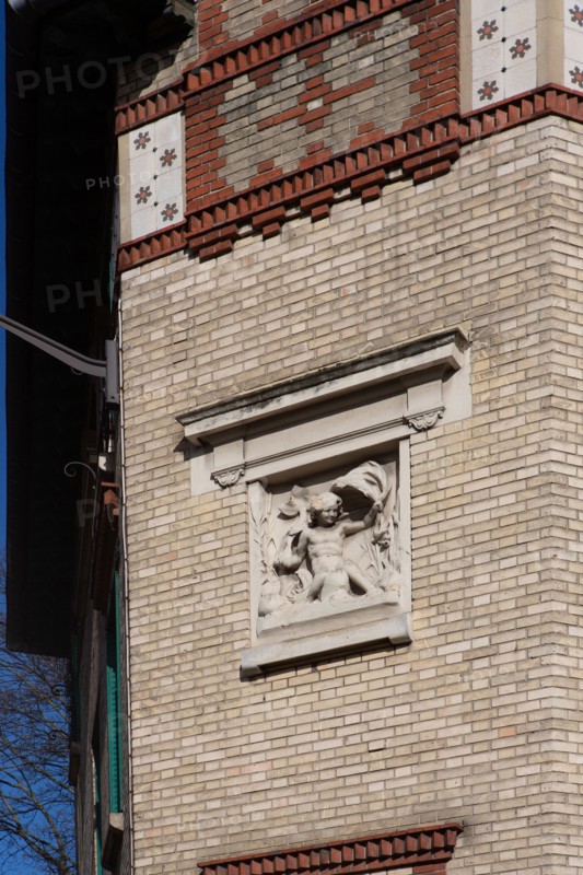 Paris, relief à l'angle du boulevard Arago et de la rue de la Santé