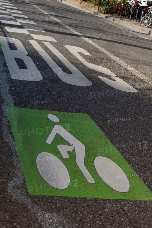 Paris, couloir partagé vélos et bus
