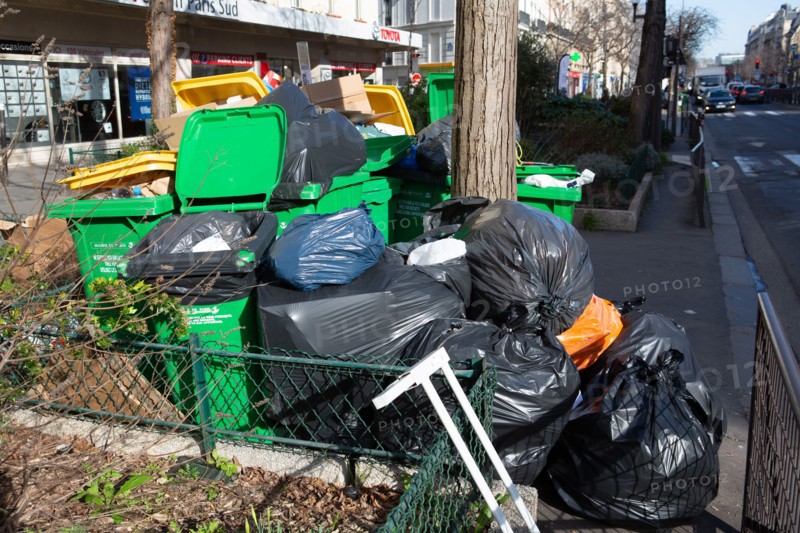 Paris, poubelles qui débordent