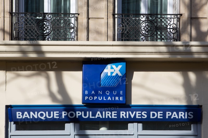 Paris, enseigne de la Banque Populaire Rives de Paris