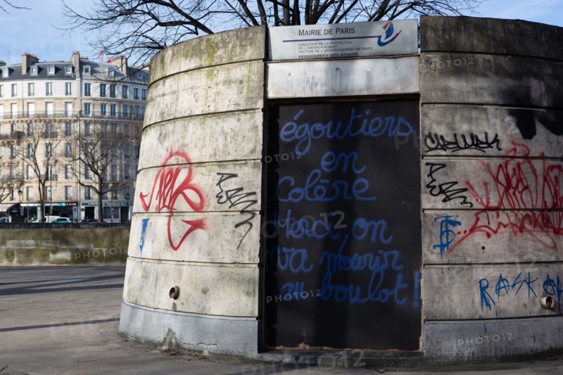 Paris, Paris sewerage aedicula tagged