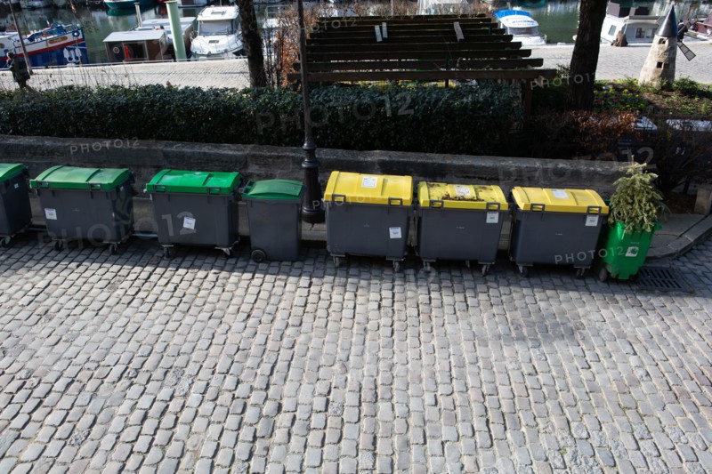 Paris, alignement de poubelles
