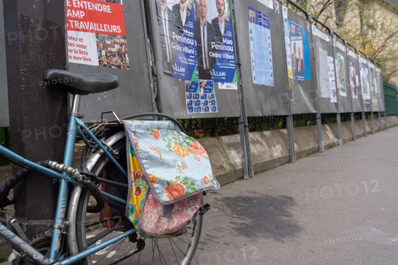 Paris, bicycle et election signs
