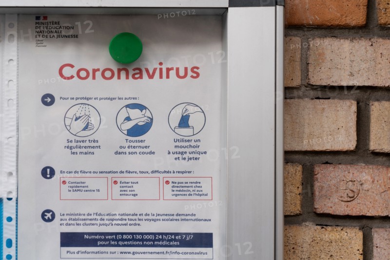 Paris, panneau d'information sur le coronavirus devant une école