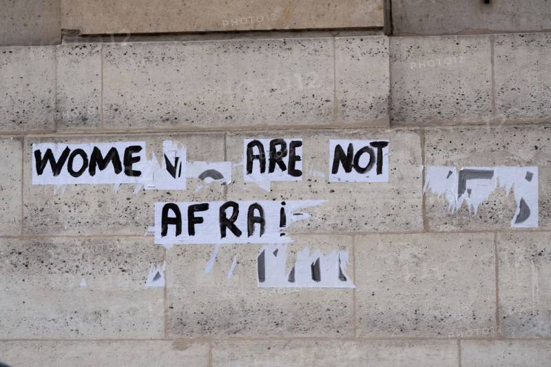 Paris, affichage de protestation contre la violence faire aux femmes