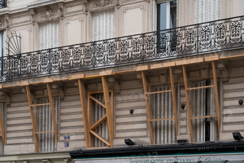 Paris, balcons soutenus par des étais