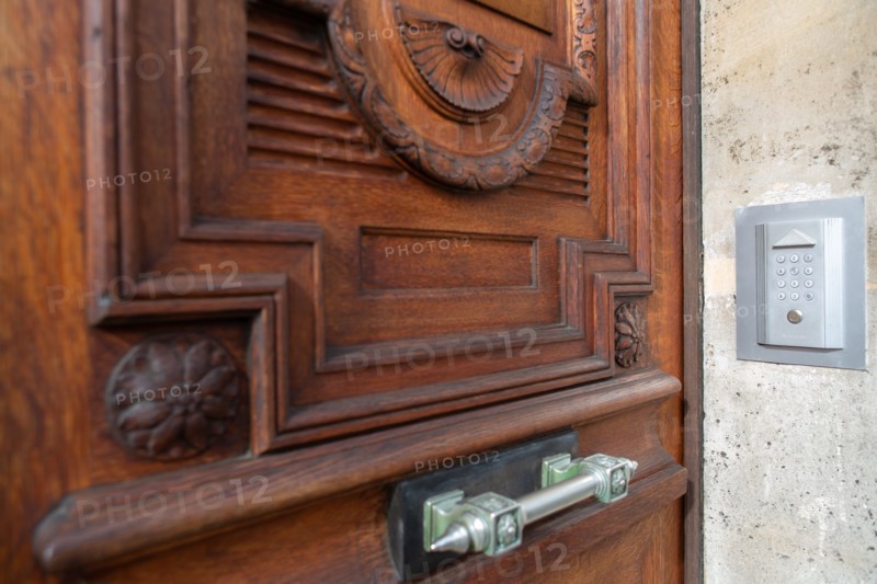 Paris, porte d’immeuble