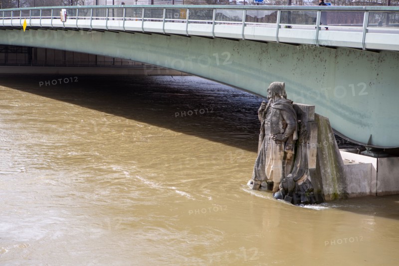 Paris, zouave du pont de l’Alma avec les pieds dans l’eau