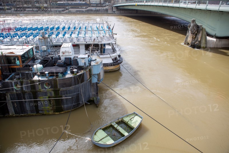 Paris, zouave du pont de l’Alma avec les pieds dans l’eau