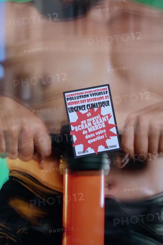 Paris, illegal postering
