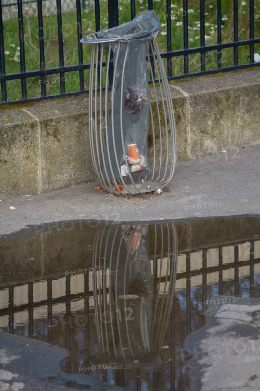 Paris, dustbin de rue