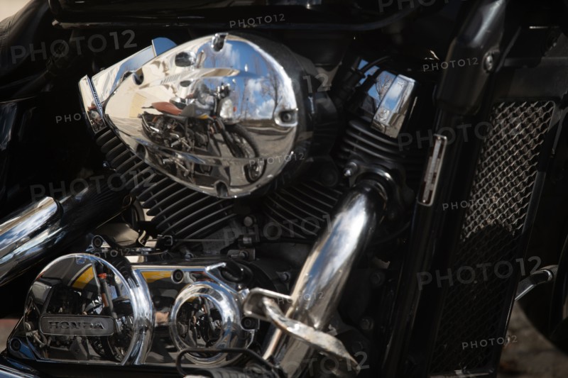 Paris, chromes d’une moto