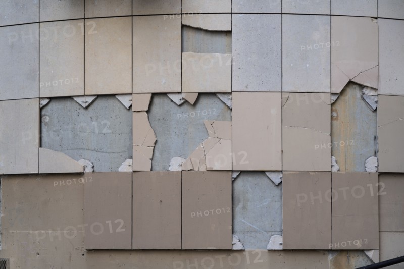 Paris, plaques murales cassées