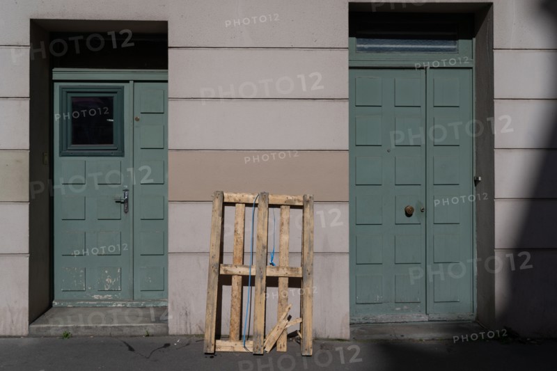 Paris, palette entre deux portes